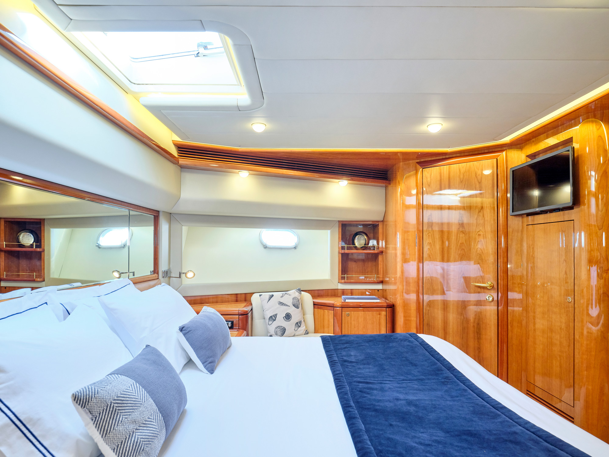 Ferretti 880, view 3