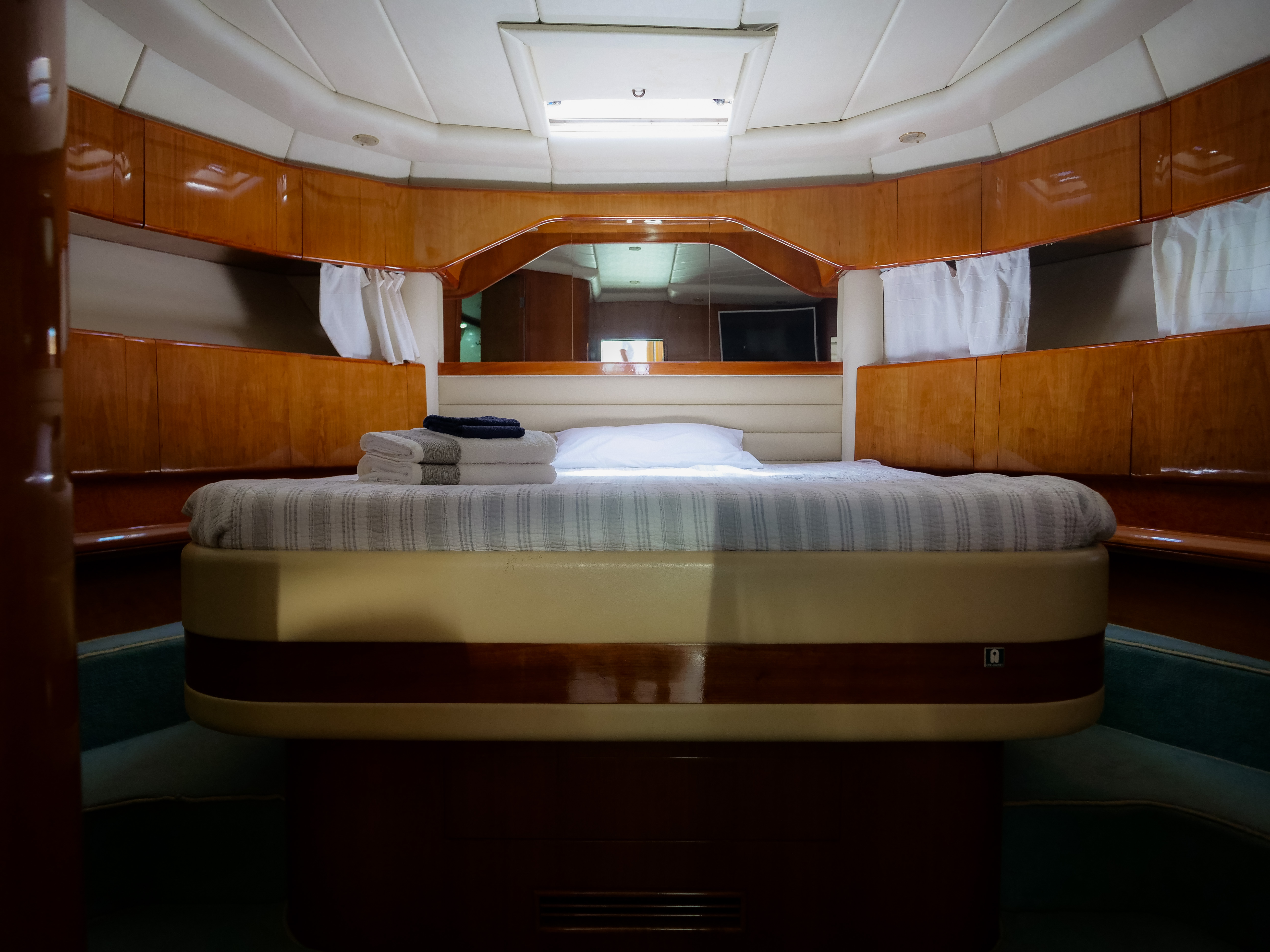 Luxury Flybridge 65, view 2
