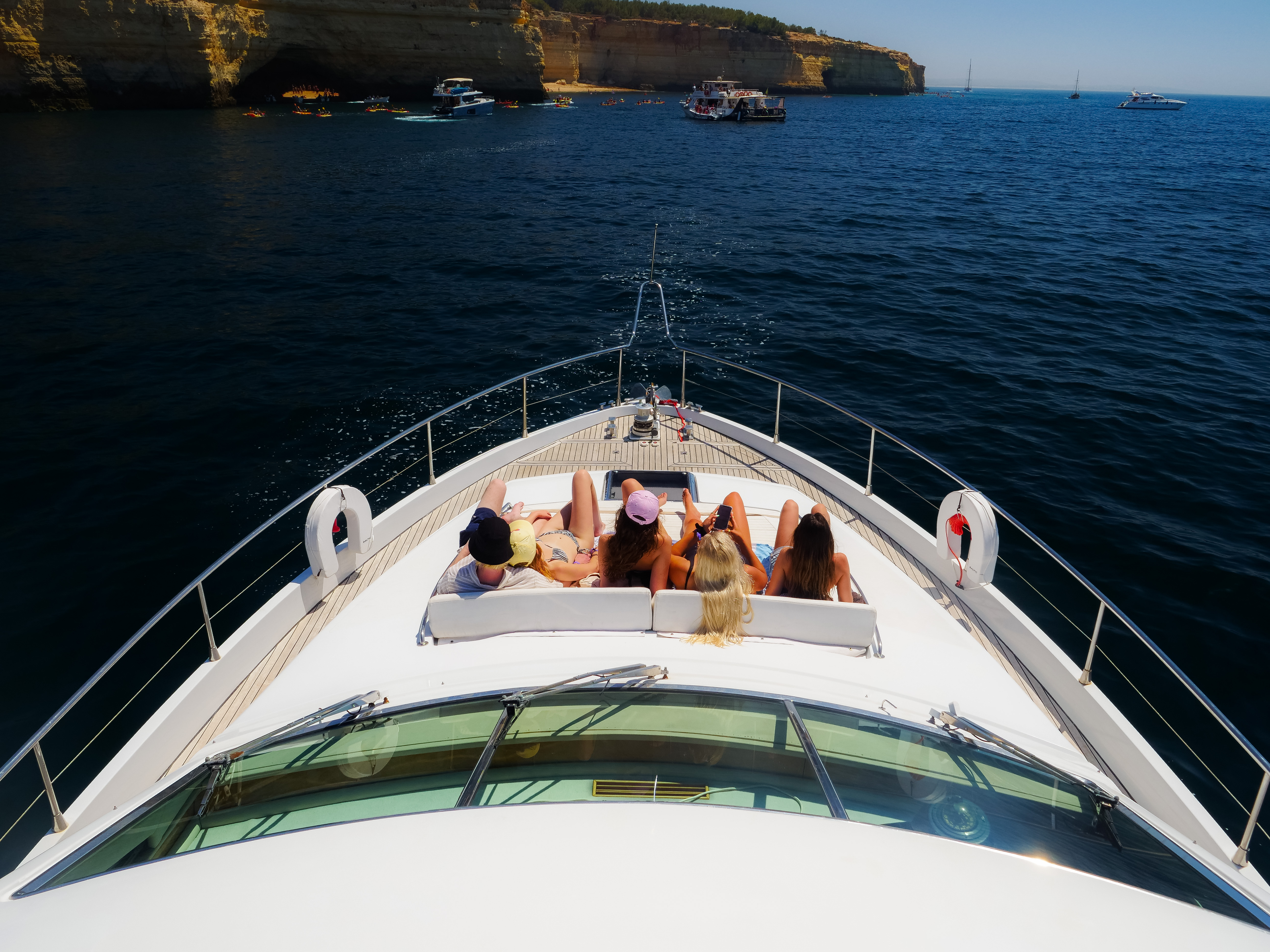 Luxury Flybridge 65, view 3