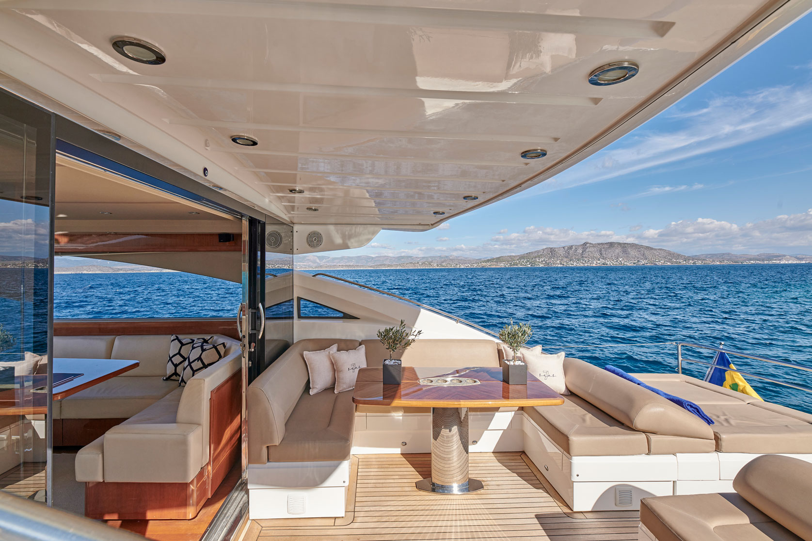 Princess V70, view 5