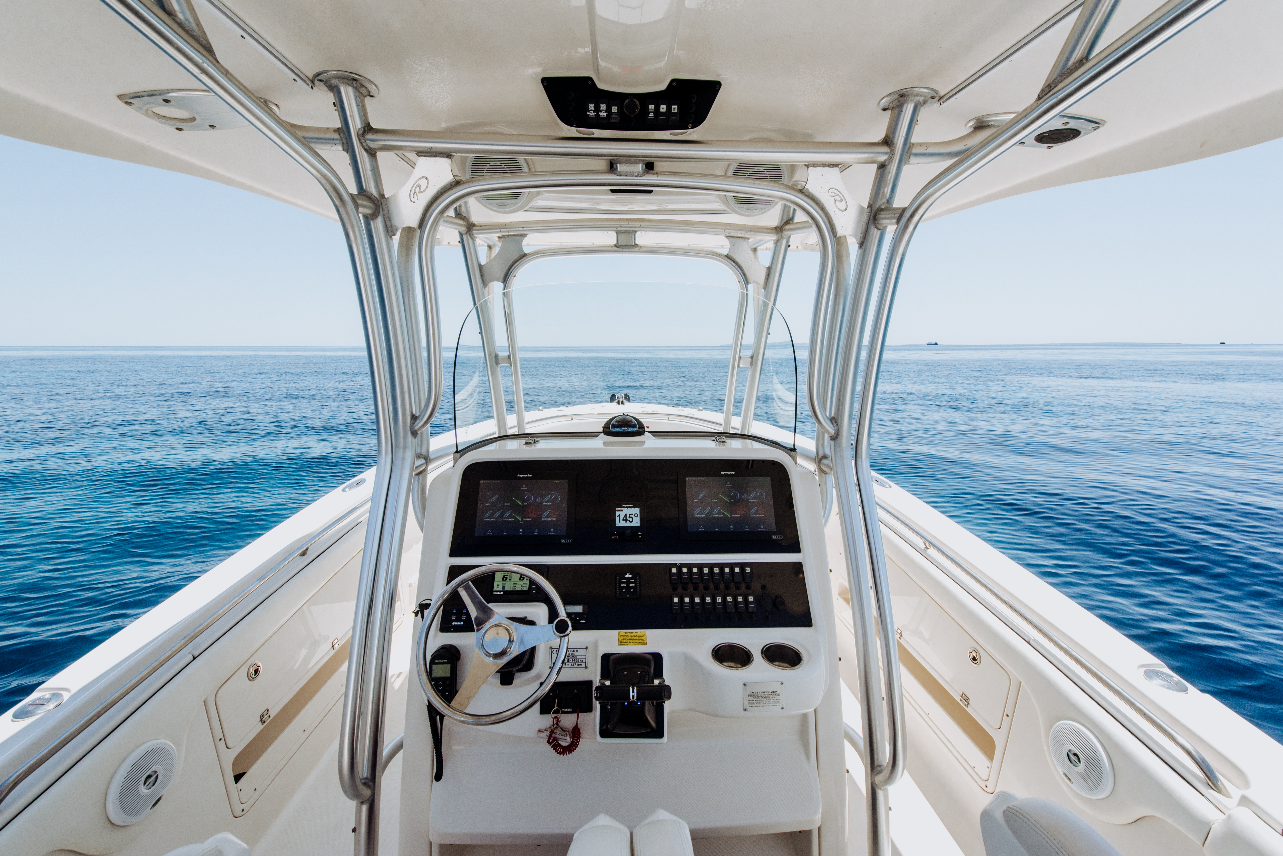 Robalo 300, view 3