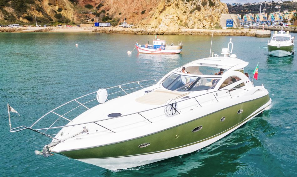 Sunseeker Portofino 53 navegando em Algarve Albufeira com aluguer de barco na My Captain