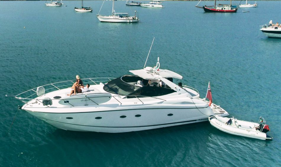Sunseeker Portofino 46 navegando em Algarve Vilamoura com aluguer de barco na My Captain