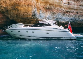 Sunseeker Portofino 46 navegando em Algarve Vilamoura com aluguer de barco na My Captain