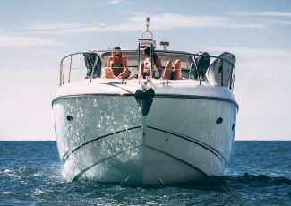 Sunseeker Portofino 46 navegando com pessoas em Algarve Vilamoura com aluguer de barco na My Captain