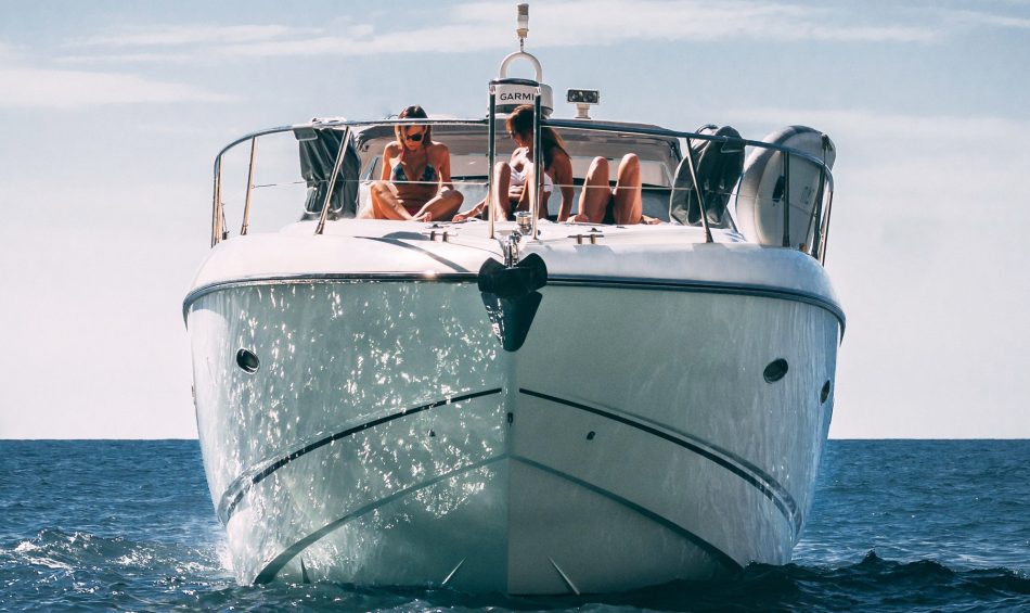 Sunseeker Portofino 46 navegando com pessoas em Algarve Vilamoura com aluguer de barco na My Captain
