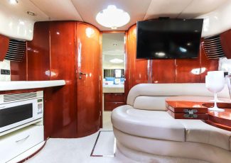 Interior de Fairline Targa 43 em Tróia Setúbal com aluguer de barco na My Captain