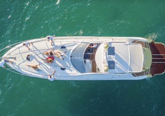 Grupo de pessoas navegando com Sunseeker Predator 55 em Algarve Albufeira com aluguer de barco na My Captain