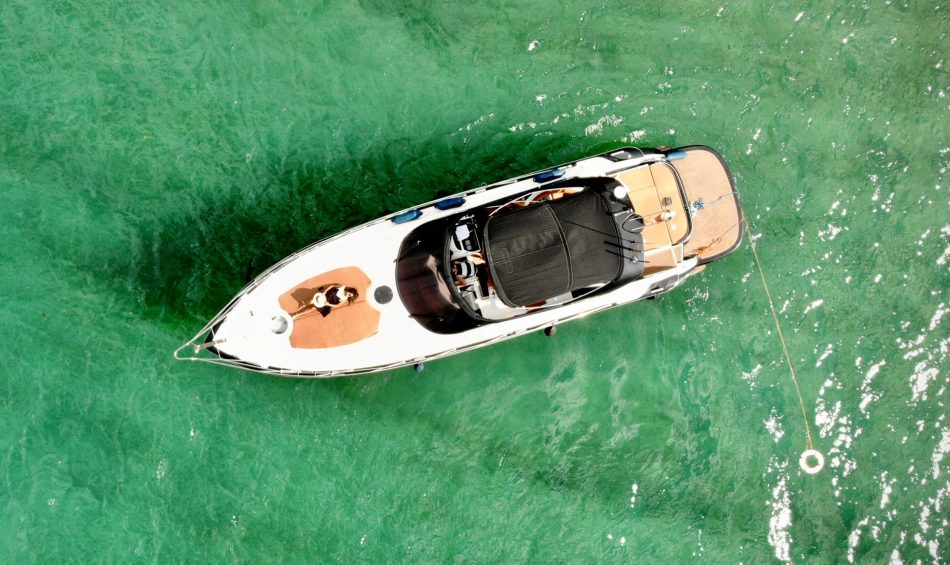 Fairline Targa 43 navegando em Tróia Setúbal com aluguer de barco na My Captain